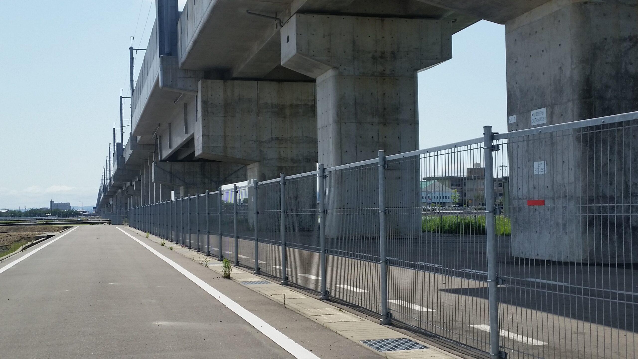 北陸新幹線高架下のフェンス